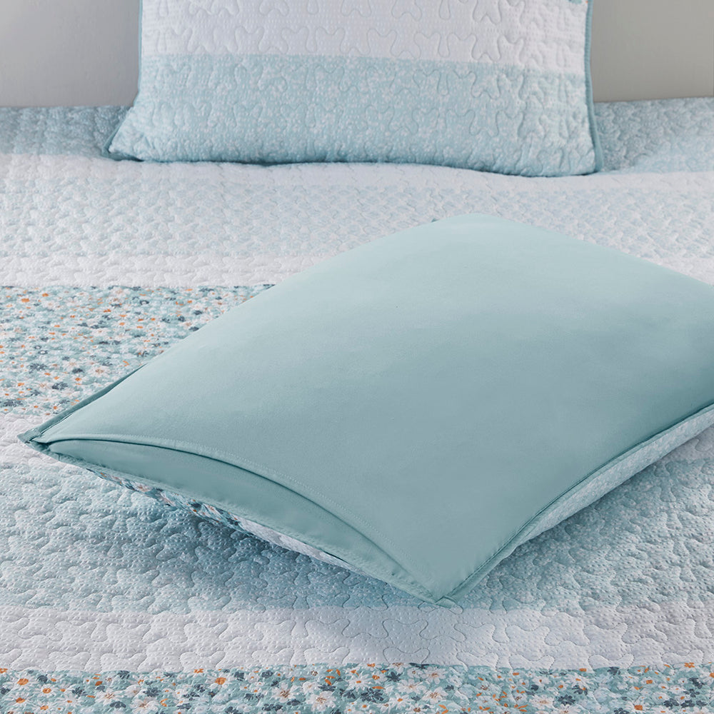 King/Cal King 4 Piece Seersucker Quilt Set with Throw Pillow Media 4