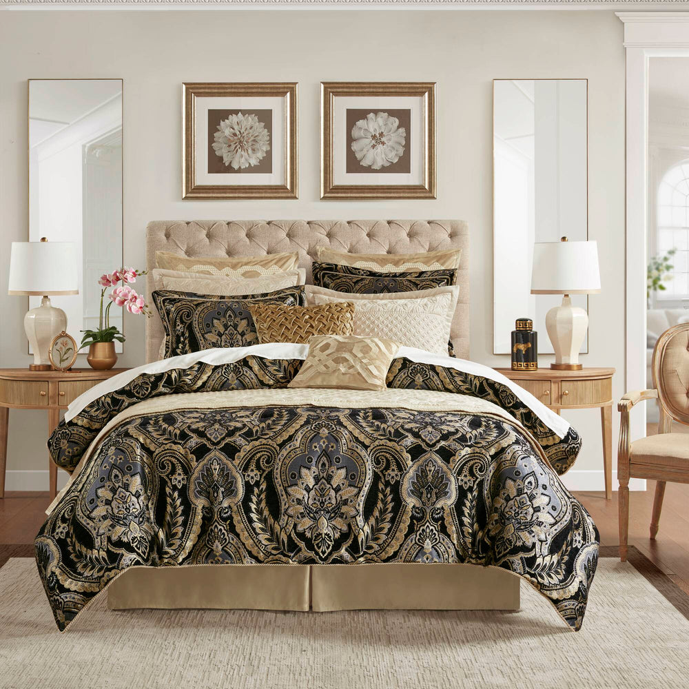 4 PCS King Comforter Set Media 1