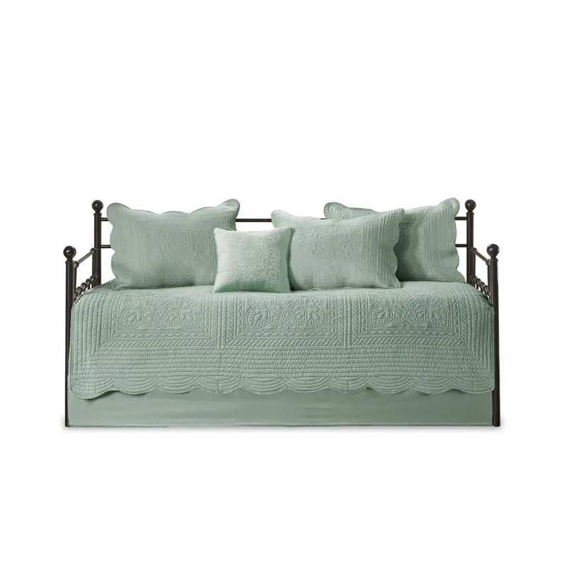Reversible Scalloped Edge Quilt Set