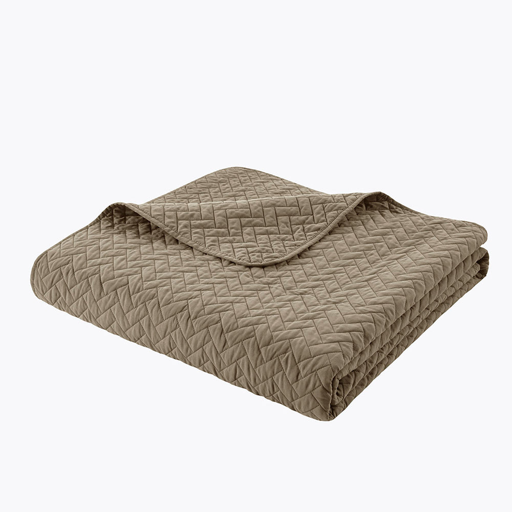 Queen 3 Piece Luxurious Oversized Quilt Set Media 7