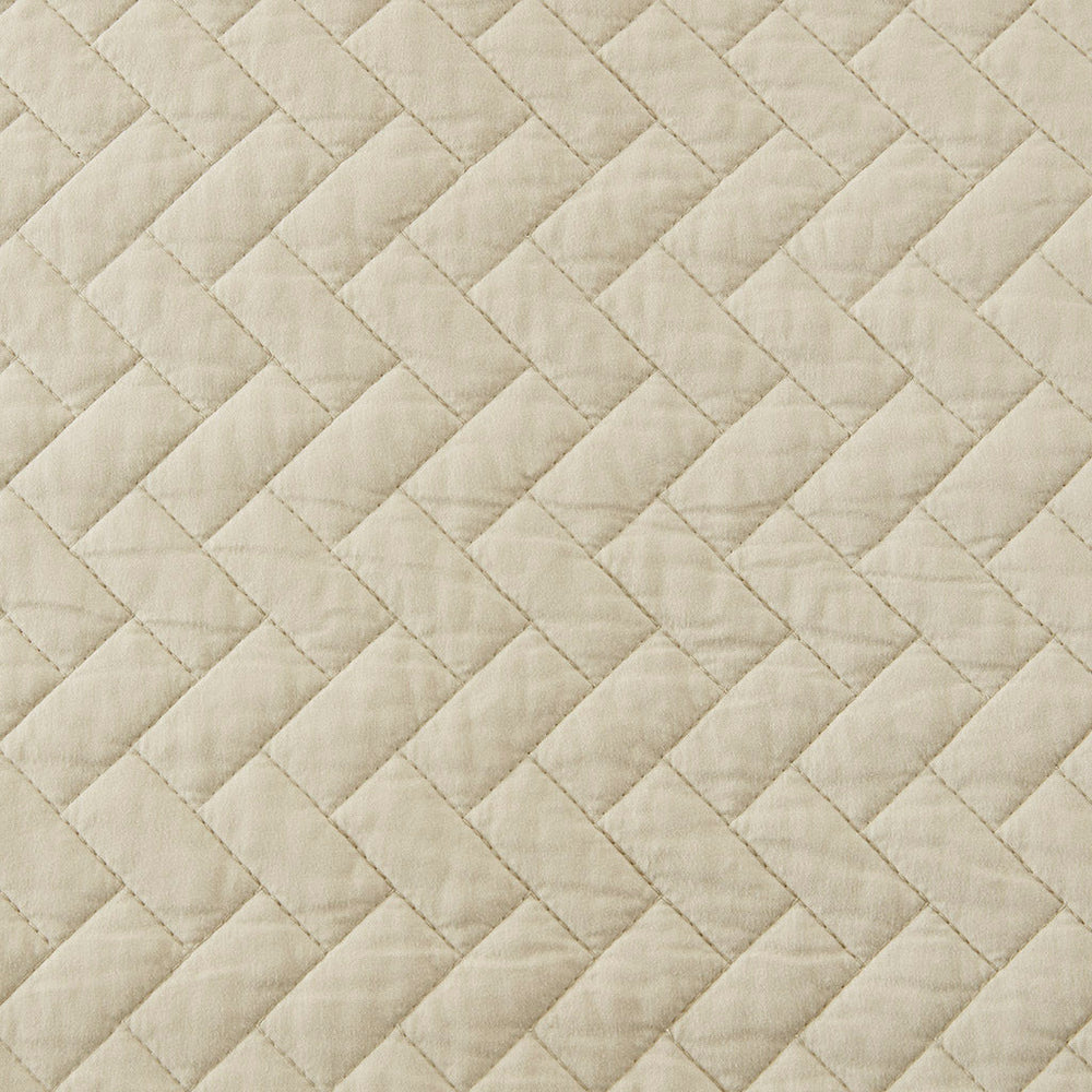 Queen 3 Piece Luxurious Oversized Quilt Set Media 5
