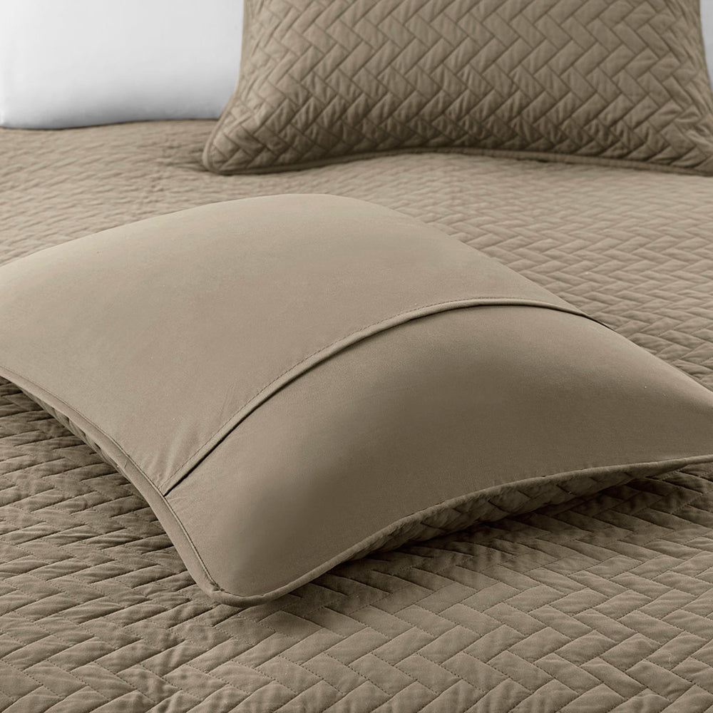 Queen 3 Piece Luxurious Oversized Quilt Set Media 11
