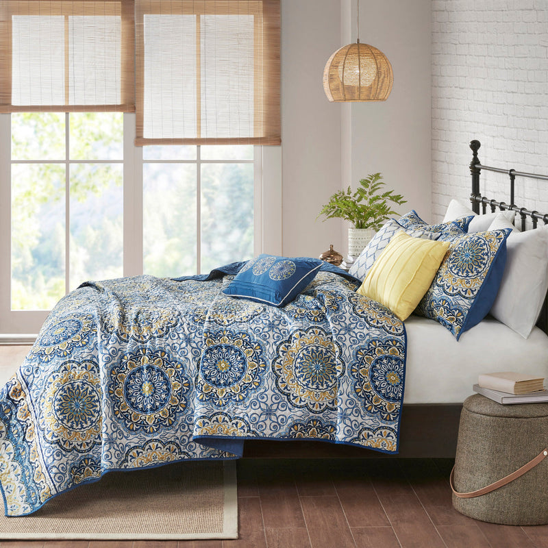 6 Piece Reversible Quilt Set with Throw Pillows Blue Full/Queen