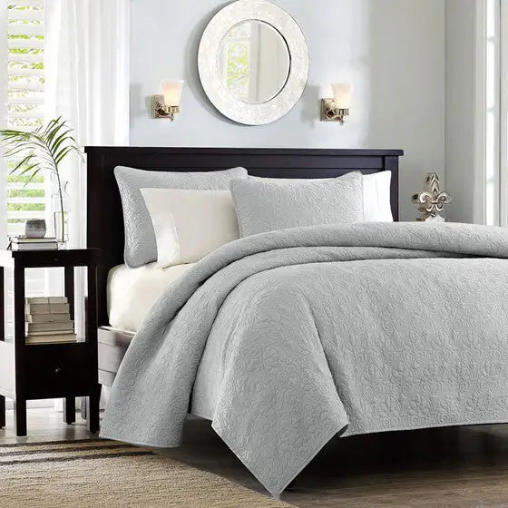 Reversible Quilt and Bedspread Set