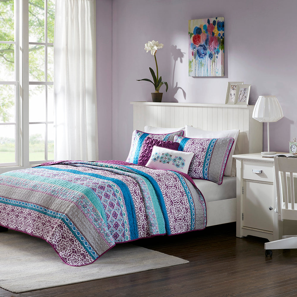 Twin/Twin XL Reversible Quilt Set with Throw Pillows Media 1