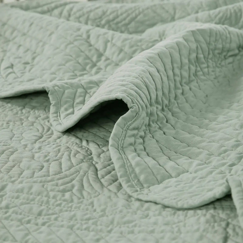 Reversible Scalloped Edge Quilt Set