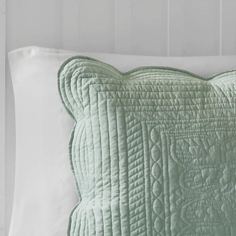 Reversible Scalloped Edge Quilt Set