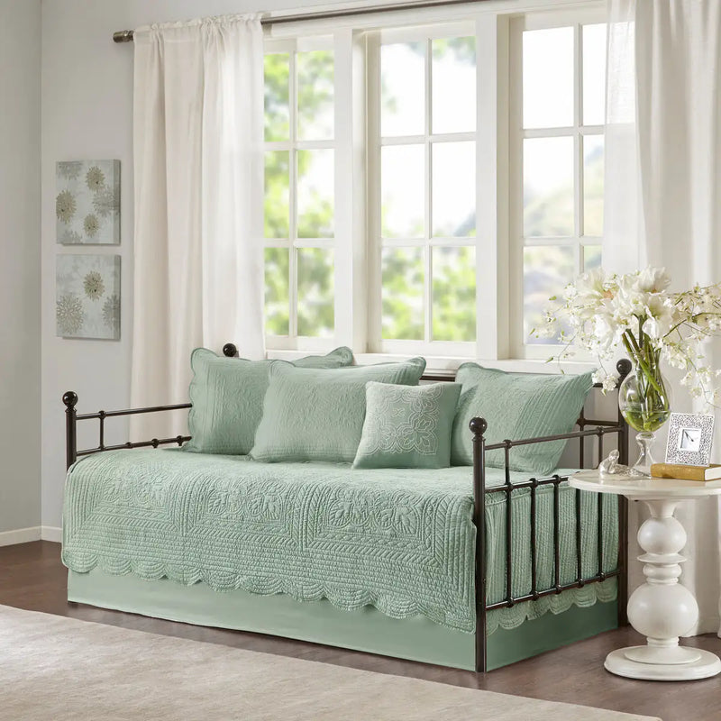 Reversible Scalloped Edge Quilt Set