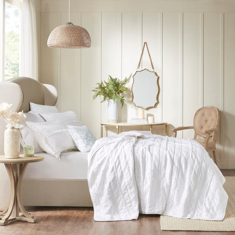 4 Piece   Reversible Ruffle Quilt Set with Throw Pillow White King/Cal King Media 12