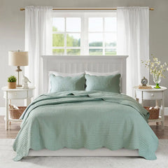 Reversible Scalloped Edge Quilt Set perspective