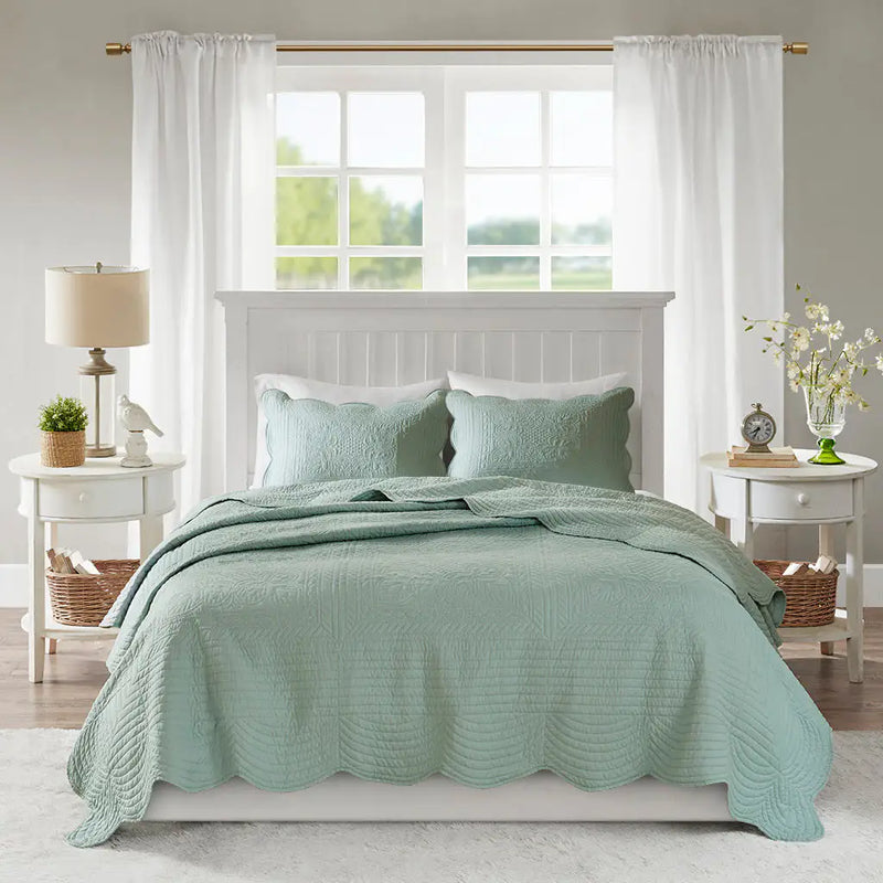 Reversible Scalloped Edge Quilt Set
