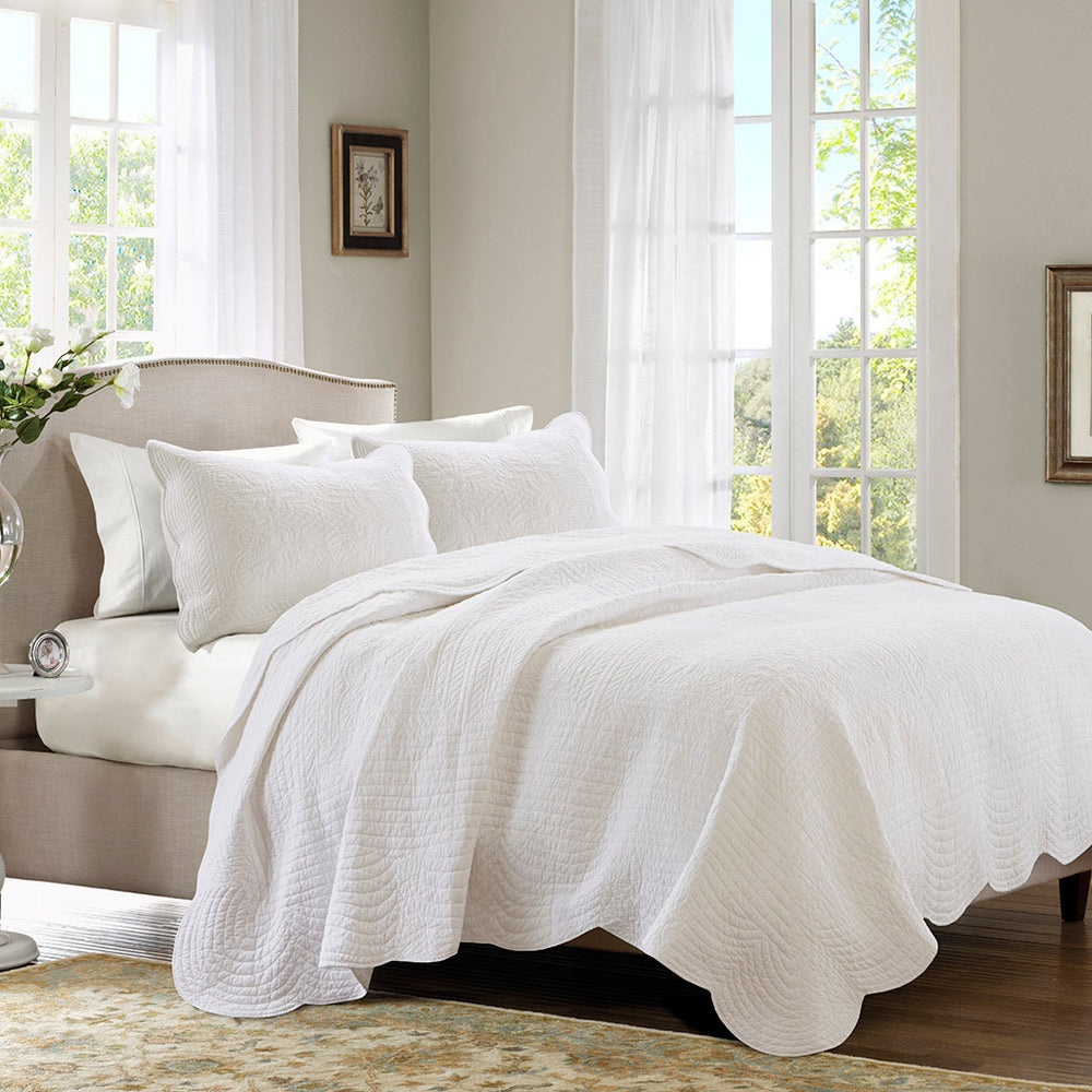 3 Piece Reversible Scalloped Edge Quilt Set White Full/Queen Media 2
