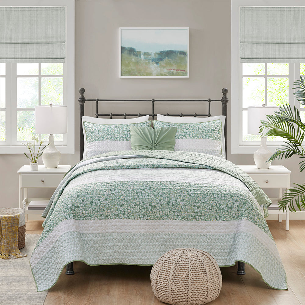 King/Cal King 4 Piece Seersucker Quilt Set with Throw Pillow Media 2