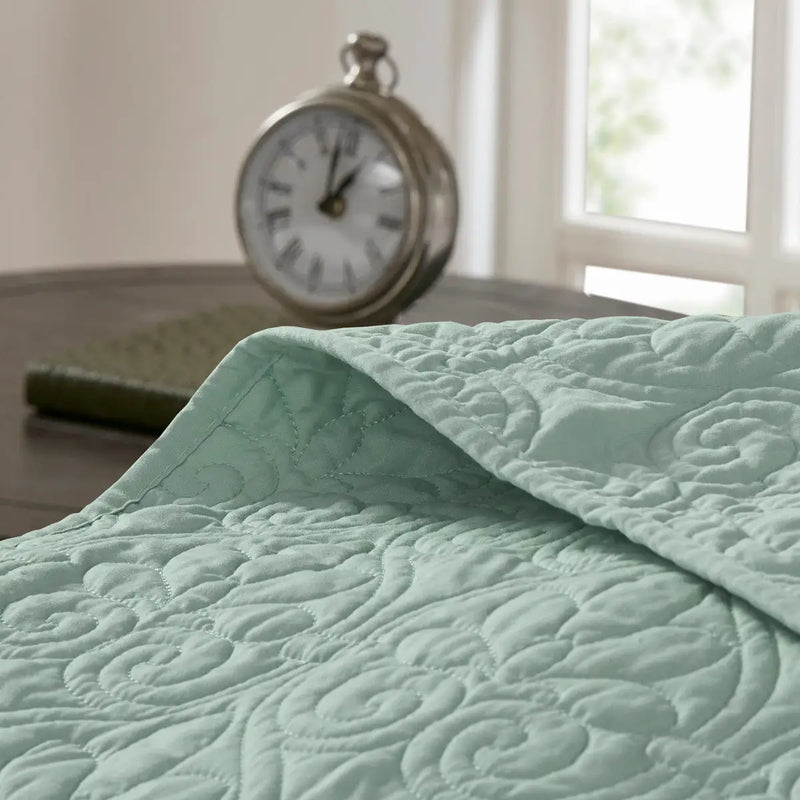 Reversible Quilt and Bedspread Set