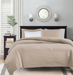 Reversible Quilt and Bedspread Set perspective