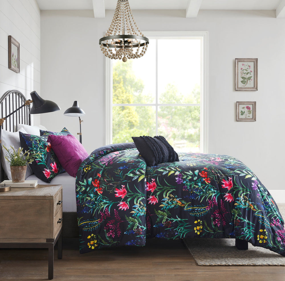 5 Piece Comforter Set Black Full/Queen Media 4