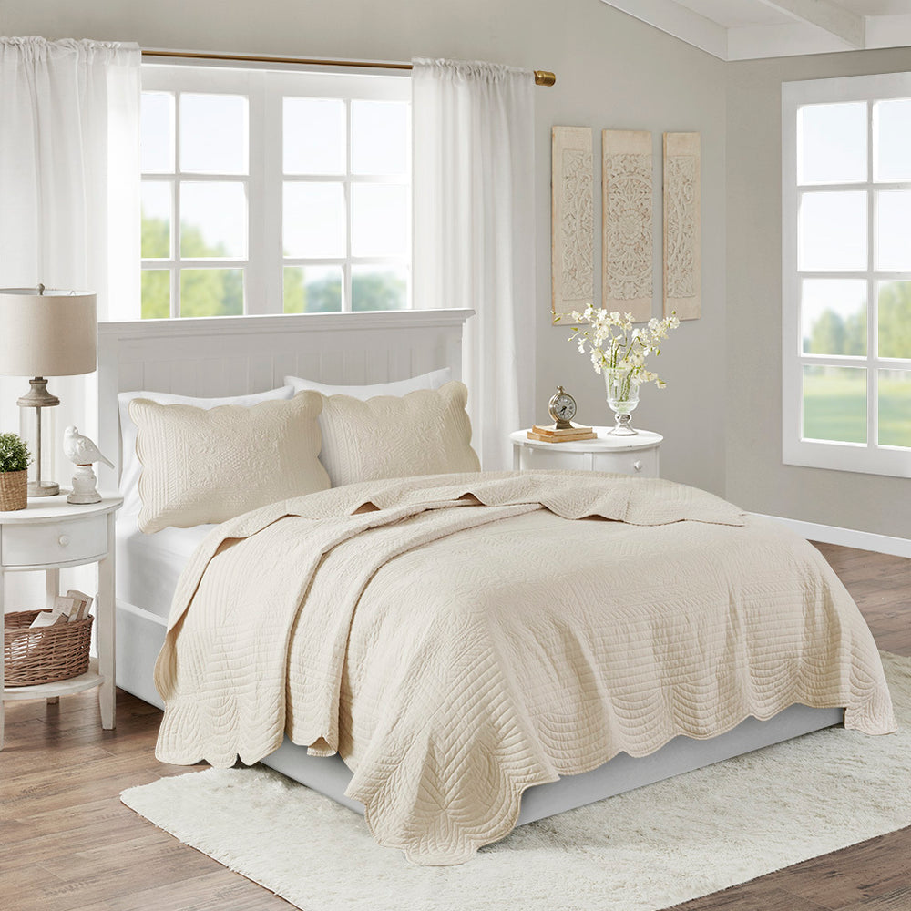 3 Piece Reversible Scalloped Edge Quilt Set Cream King/Cal King Media 1