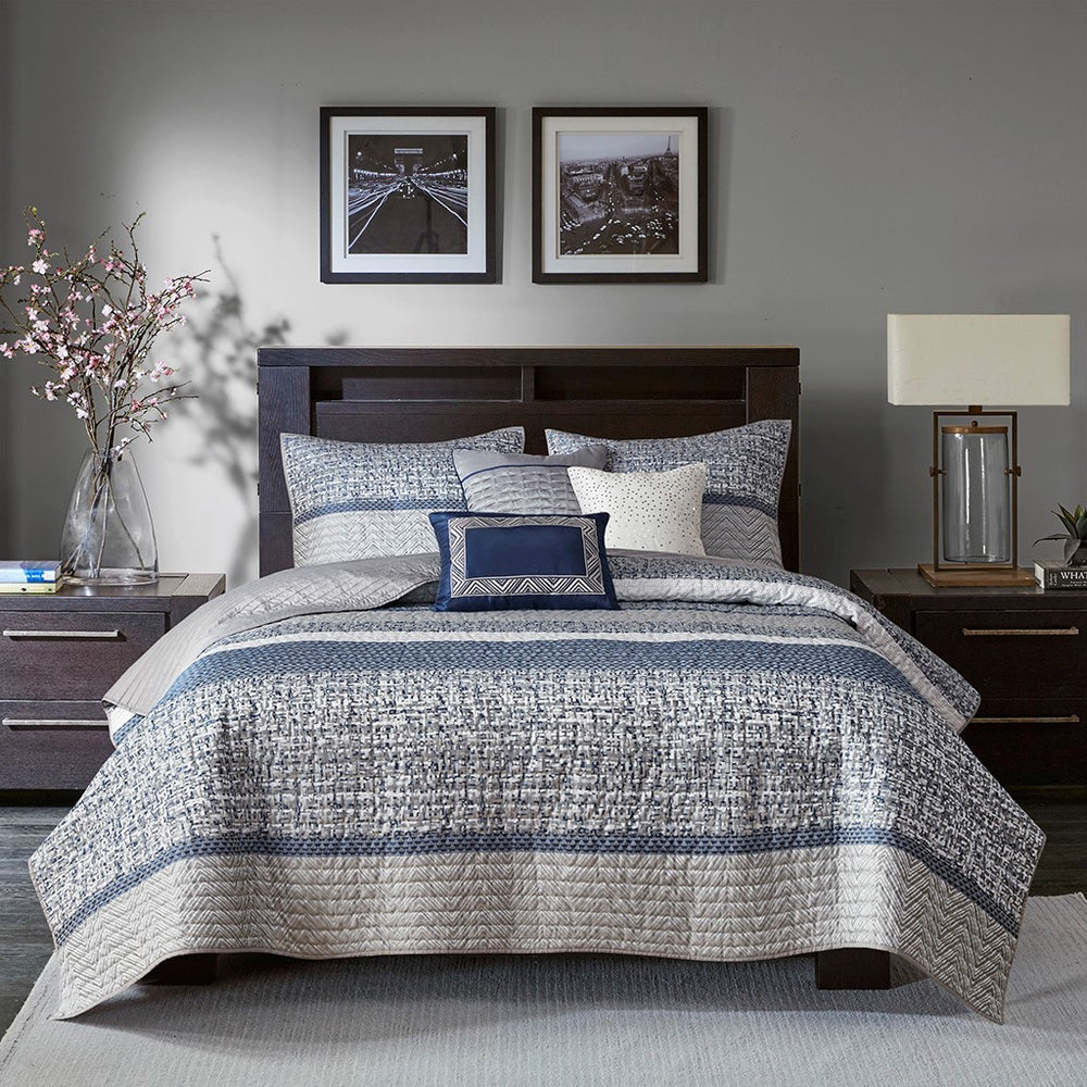 6 Piece Reversible Jacquard Quilt Set with Throw Pillows Navy King/Cal King Media 19