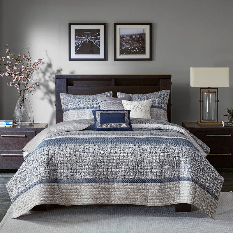 6 Piece Reversible Jacquard Quilt Set with Throw Pillows Navy King/Cal King
