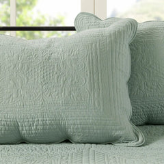 Reversible Scalloped Edge Quilt Set perspective