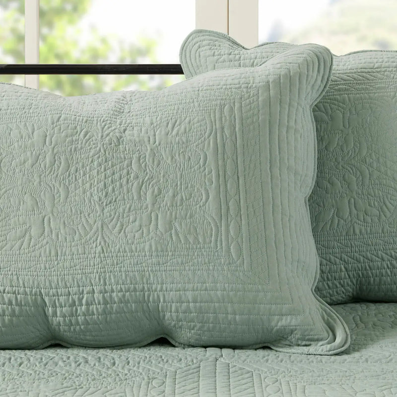 Reversible Scalloped Edge Quilt Set