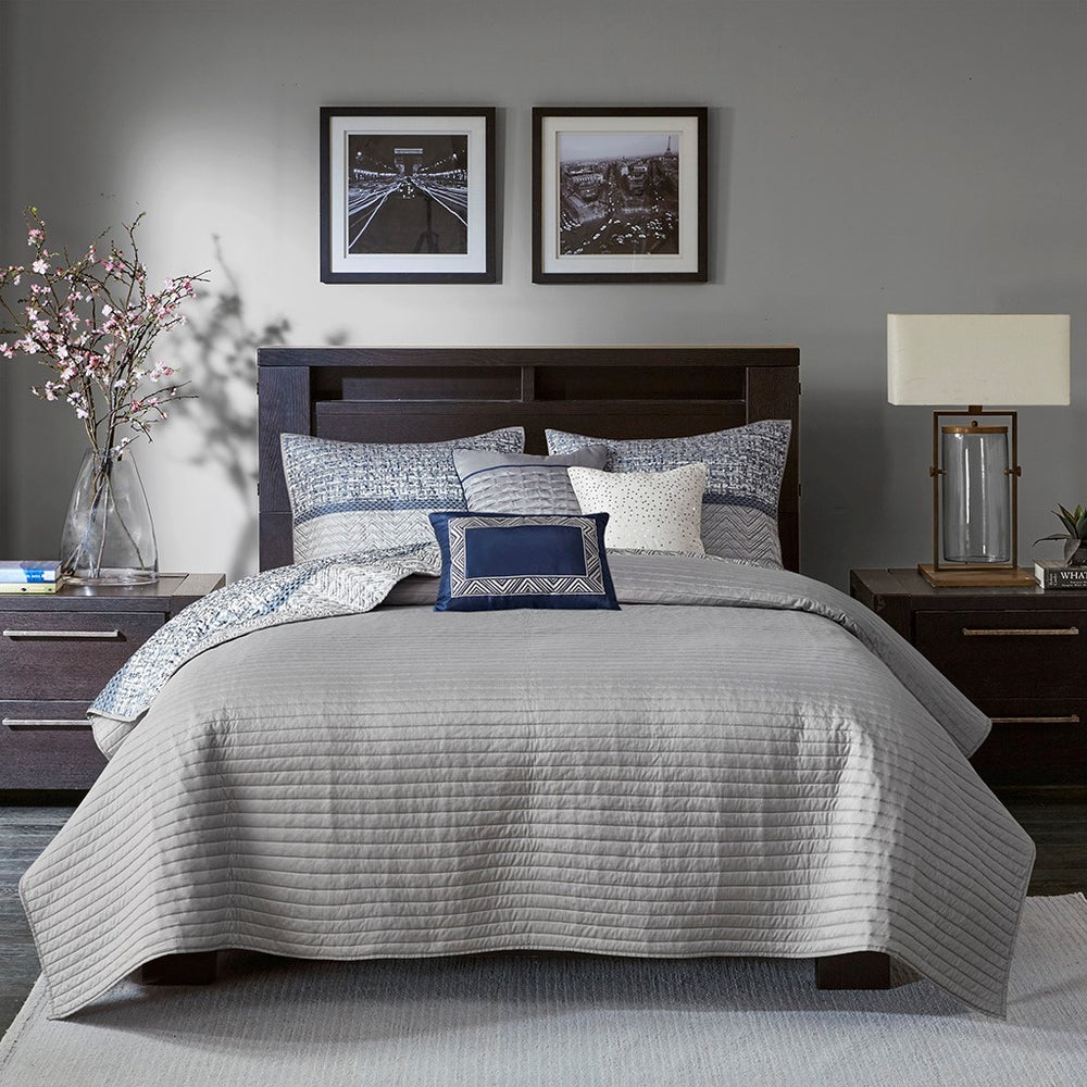 6 Piece Reversible Jacquard Quilt Set with Throw Pillows Navy King/Cal King Media 4