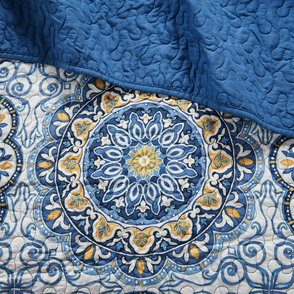 6 Piece Reversible Quilt Set with Throw Pillows Blue King/Cal King Media 4