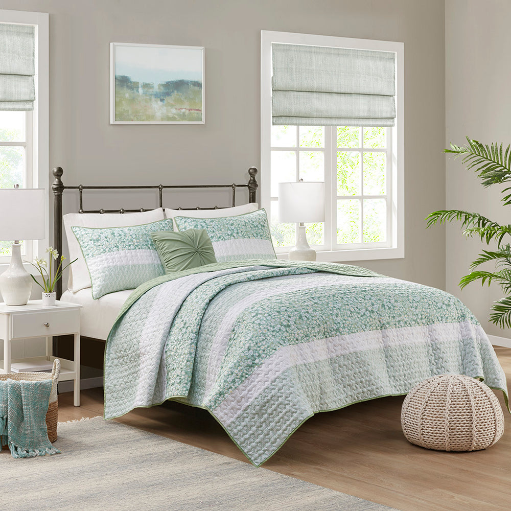 King/Cal King 4 Piece Seersucker Quilt Set with Throw Pillow Media 1