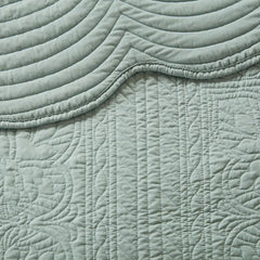 Reversible Scalloped Edge Quilt Set perspective
