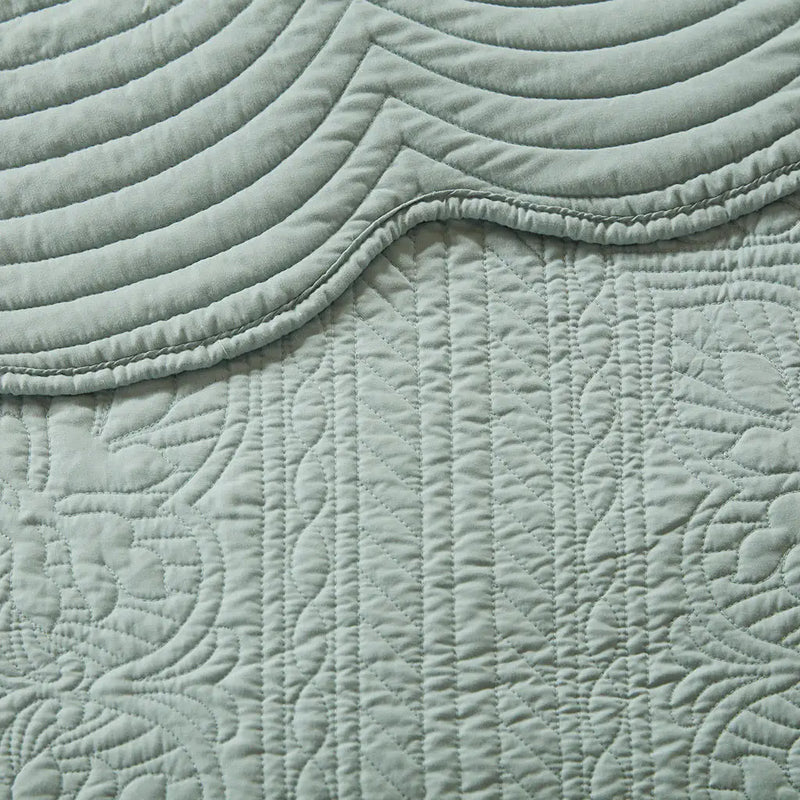 Reversible Scalloped Edge Quilt Set