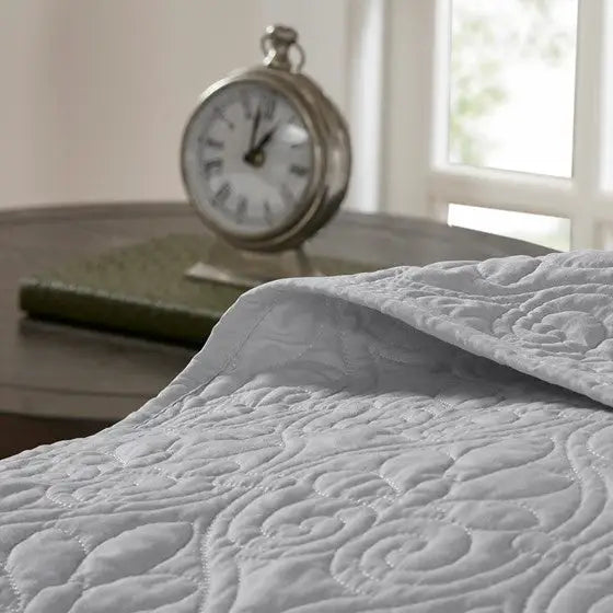 Reversible Quilt and Bedspread Set