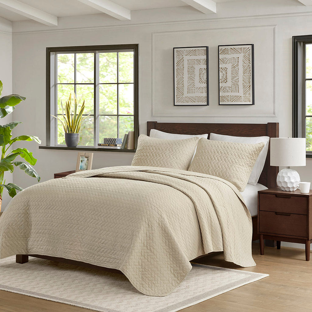 Queen 3 Piece Luxurious Oversized Quilt Set Media 1