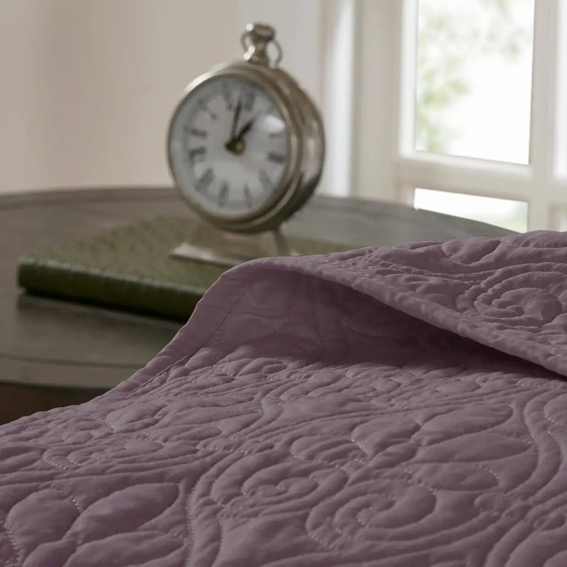 Reversible Quilt and Bedspread Set