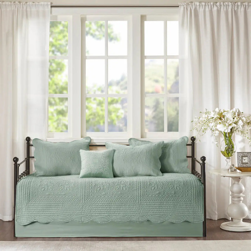 Reversible Scalloped Edge Quilt Set