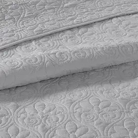 Reversible Quilt and Bedspread Set