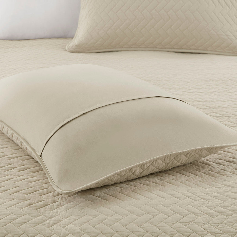 Queen 3 Piece Luxurious Oversized Quilt Set Media 8