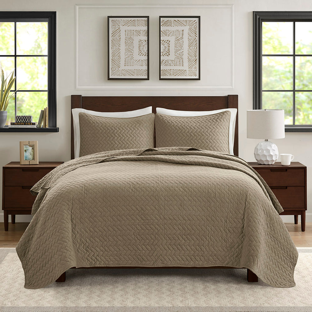 Queen 3 Piece Luxurious Oversized Quilt Set Media 2