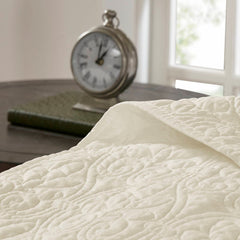 Reversible Quilt and Bedspread Set perspective