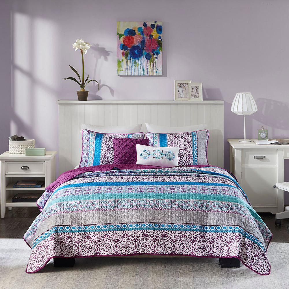 Full/Queen Reversible Quilt Set with Throw Pillows Media 8