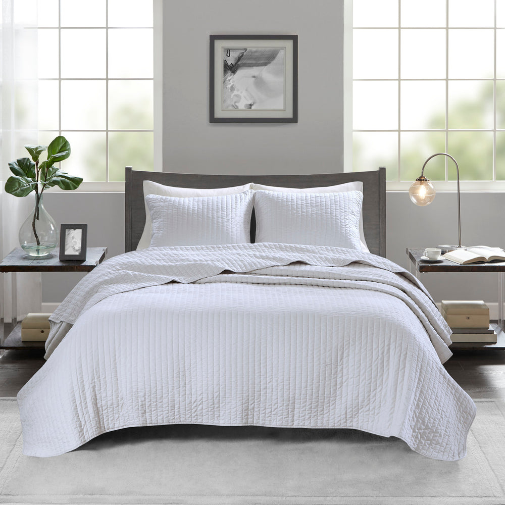3 Piece Quilt Set White King/Cal King Media 4