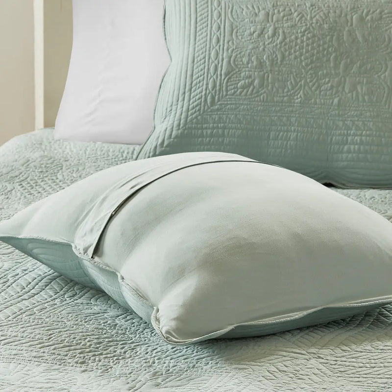 Reversible Scalloped Edge Quilt Set