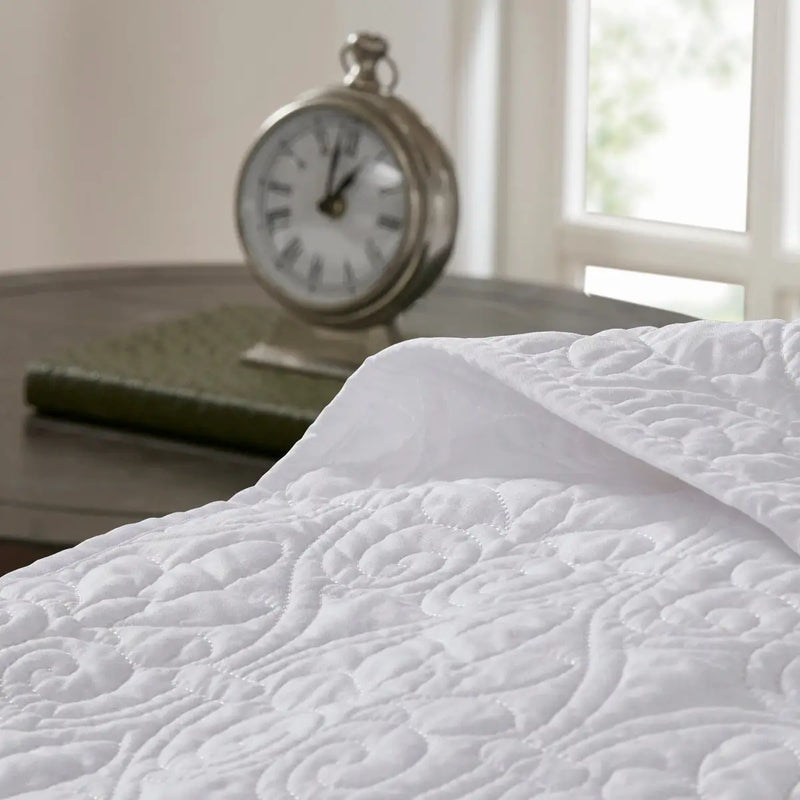 Reversible Quilt and Bedspread Set