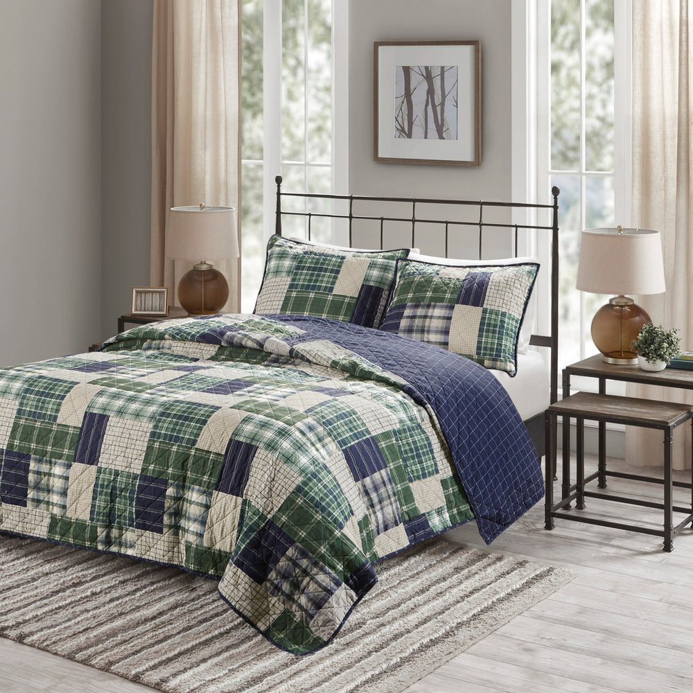 3 Piece Reversible Printed Quilt Set Green / Navy Full/Queen Media 1