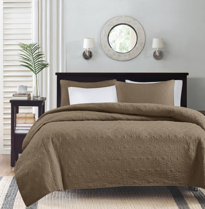 Reversible Quilt and Bedspread Set