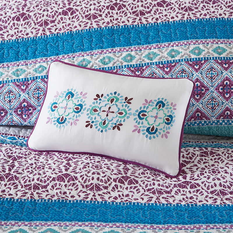 Full/Queen Reversible Quilt Set with Throw Pillows