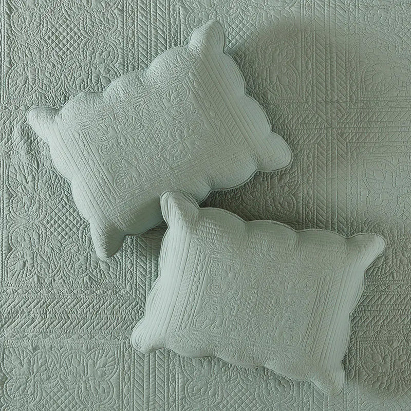 Reversible Scalloped Edge Quilt Set