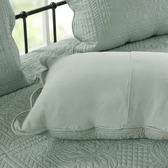 Reversible Scalloped Edge Quilt Set perspective
