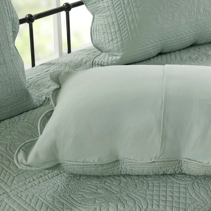 Reversible Scalloped Edge Quilt Set