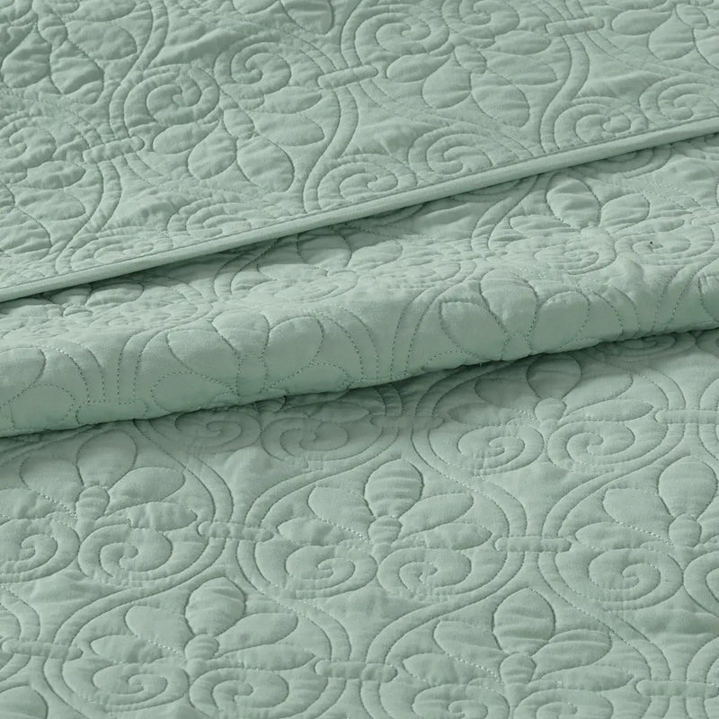 Reversible Quilt and Bedspread Set
