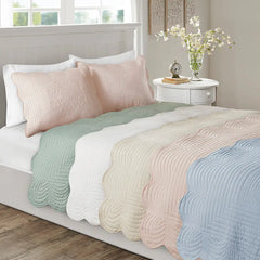 Reversible Scalloped Edge Quilt Set perspective